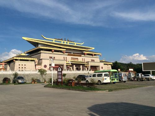 百里杜鹃管理区旅游服务中心、城市停车场（云锦大道）